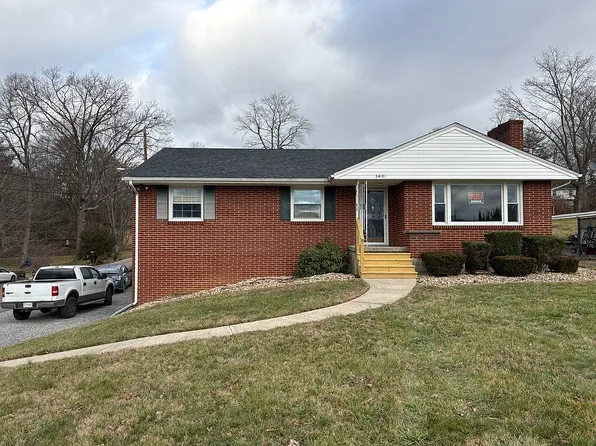 1401 Grove Dr, Pulaski, VA 24301