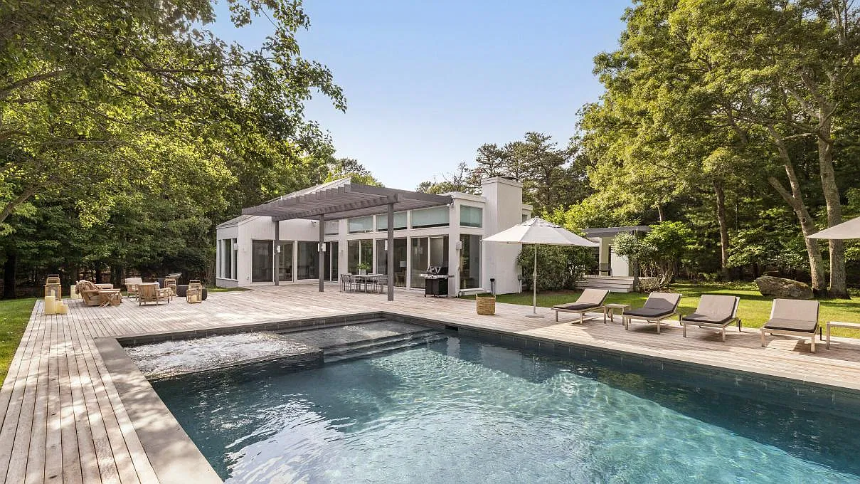 Luxury Home with Resort Pool, Hot Tub, Tennis & Basketball Court — Photo 1