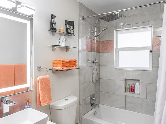 5th image of 727 W Augusta Ave #727