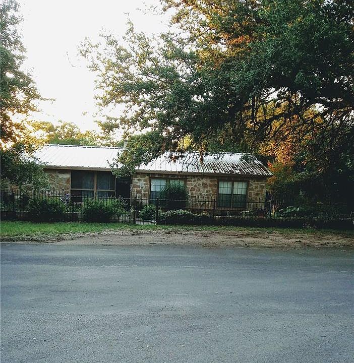 1st image of 106 N Avenue C