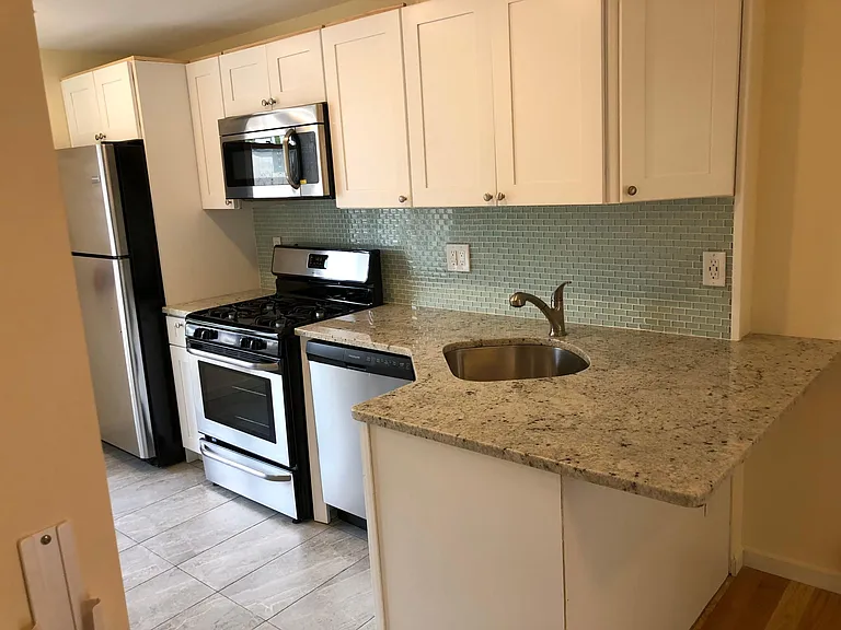 290 4th St #3 — Photo 5