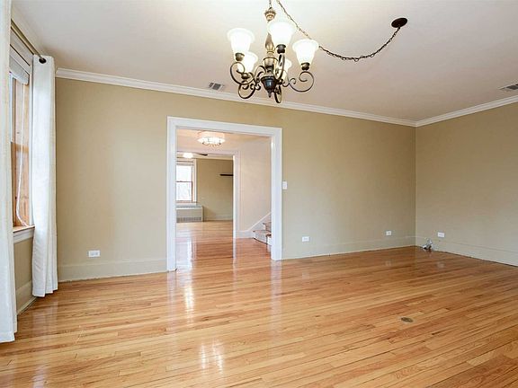 4th image of 314 Ellington Ave E