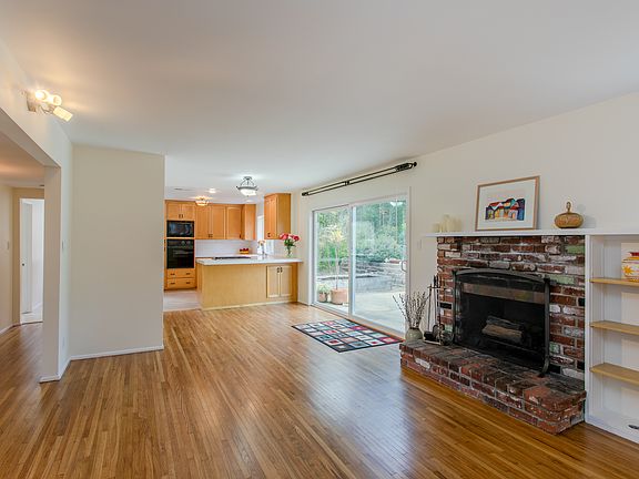 3rd image of 733 Circle Dr