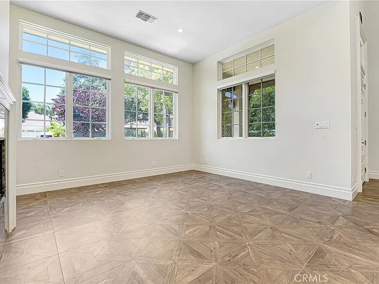 1714 W Oak St — Photo 9