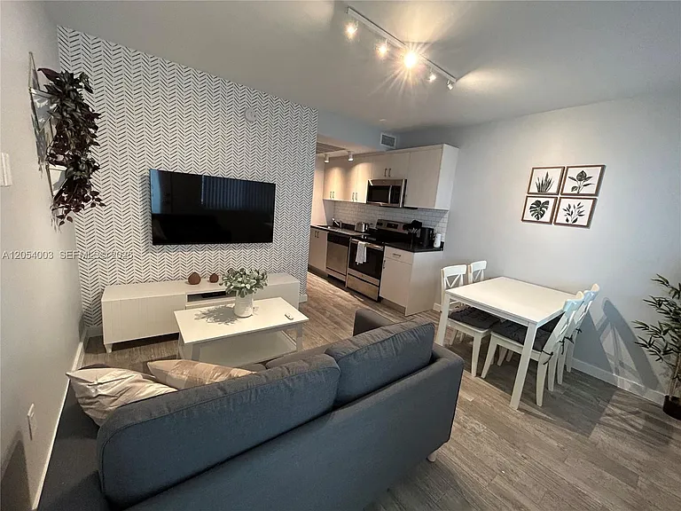 1035 Euclid Ave #27 — Photo 9