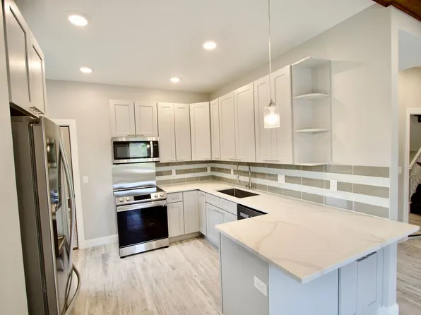 1 White PI, 1 White Pl #201, Bloomington, IL 61701