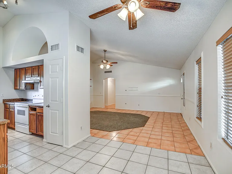 815 E Calle Del Norte — Photo 11