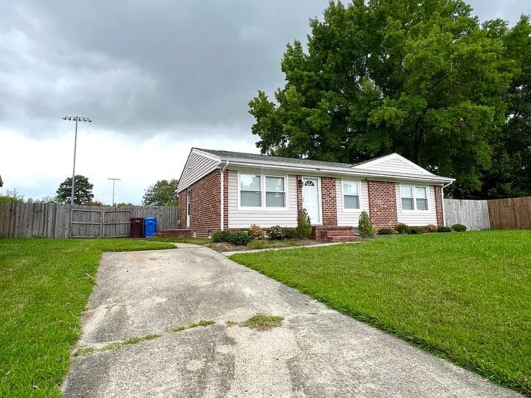 908 Serf Ct — Photo 6