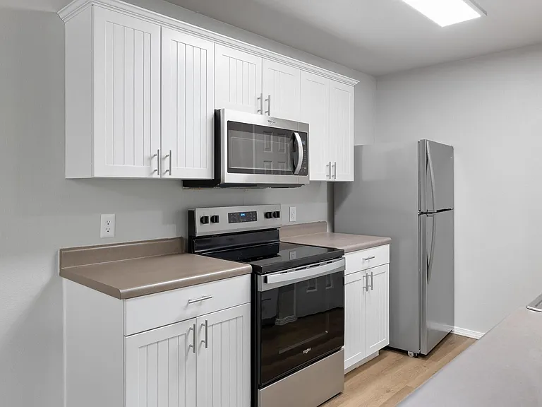 Sherwood Village Apartments — Photo 15