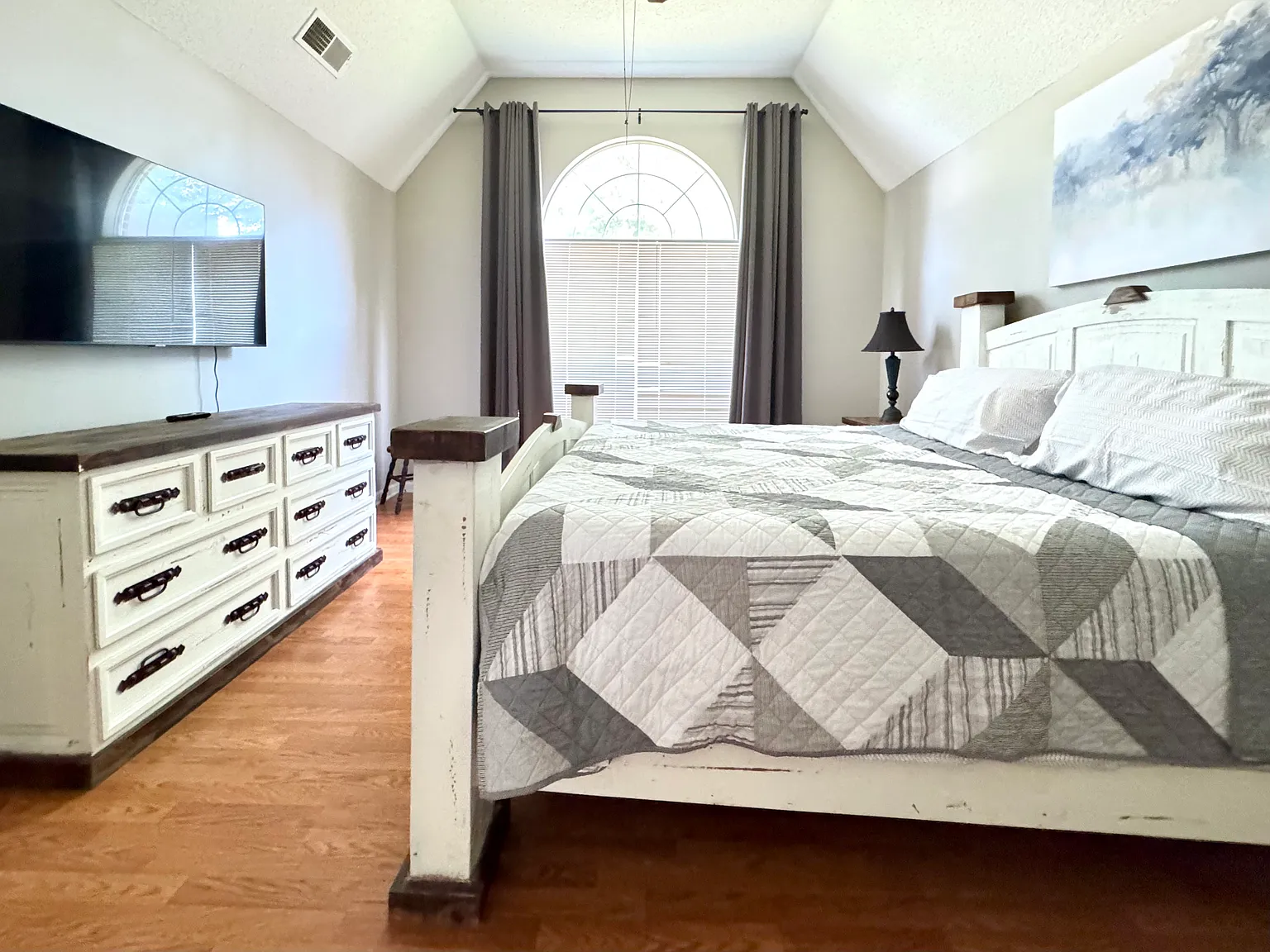 4 bed, 2.5 bath, 2409 sqft, $5,970 — Photo 2