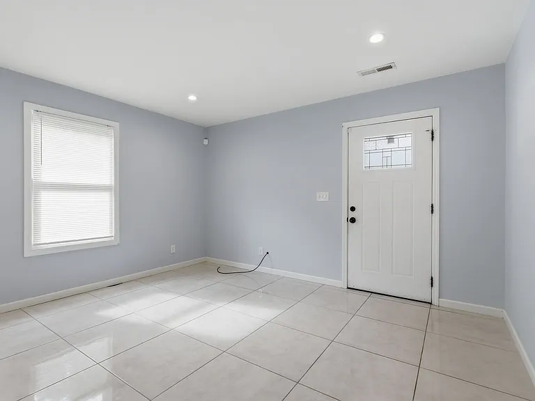 408 Elgin St #B — Photo 6