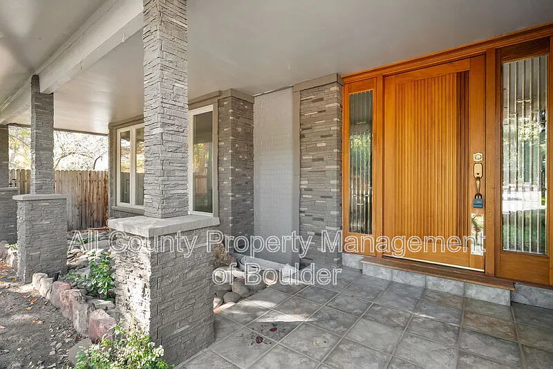 5 bed, 3.5 bath, 3432 sqft, $3,695 — Photo 2