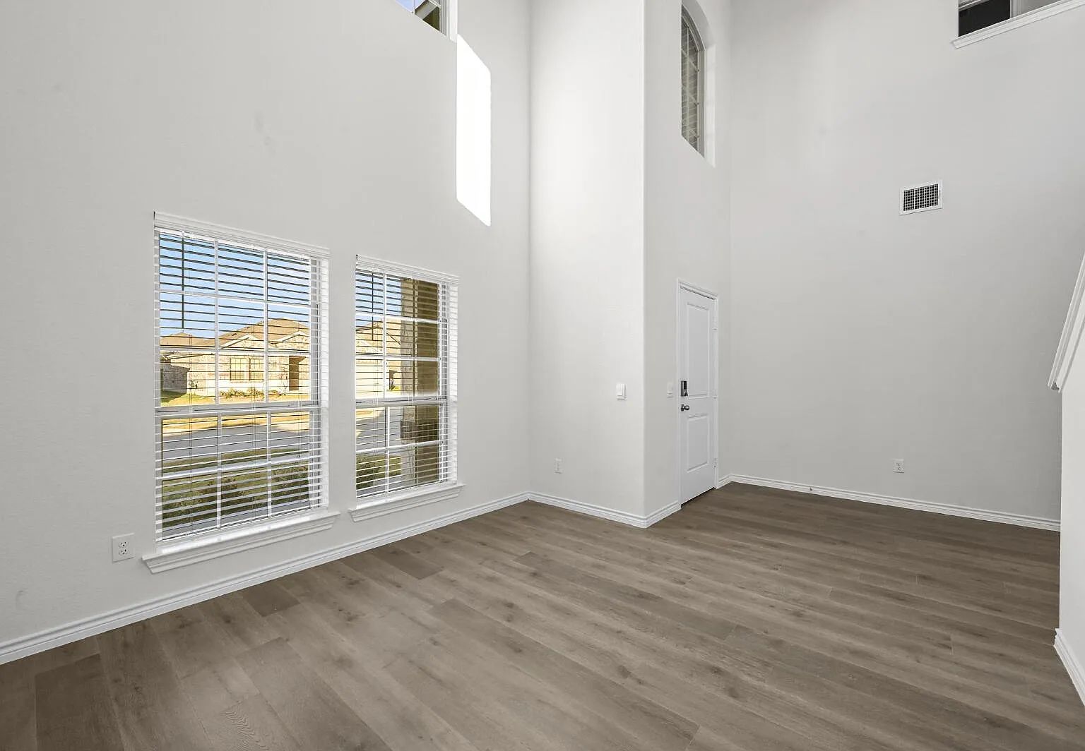 5 bed, 3.0 bath, $3,500 — Photo 4