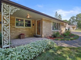 1613 S Clover Knoll Pl, New Berlin, WI 53151