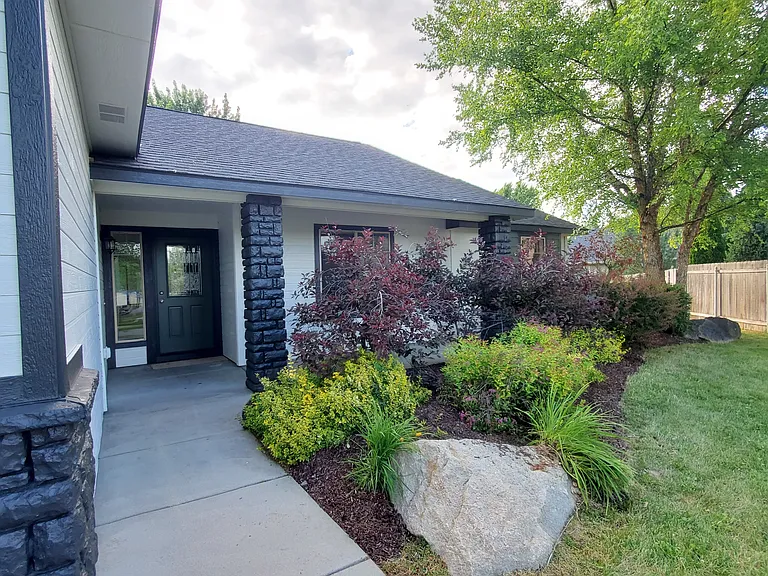 2420 E Clackamas Ct — Photo 2