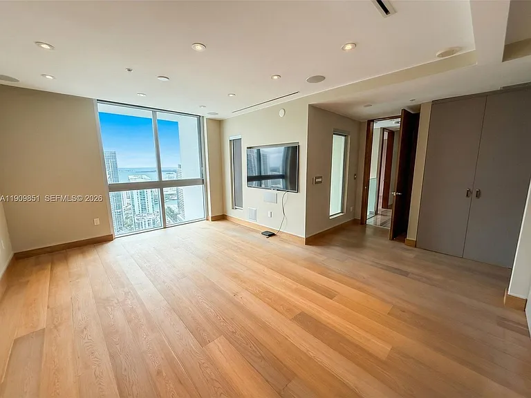 92 SW 3rd St #Penthouse 5213 — Photo 19