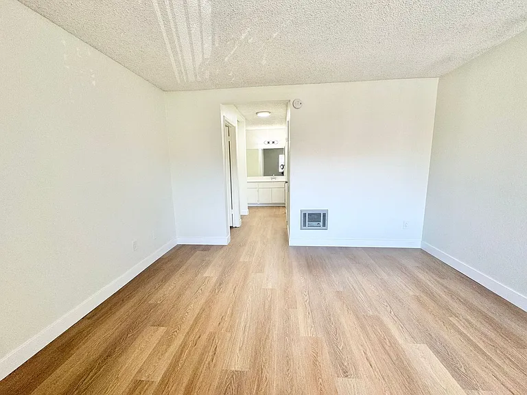 Buena Vista Apartments — Photo 11