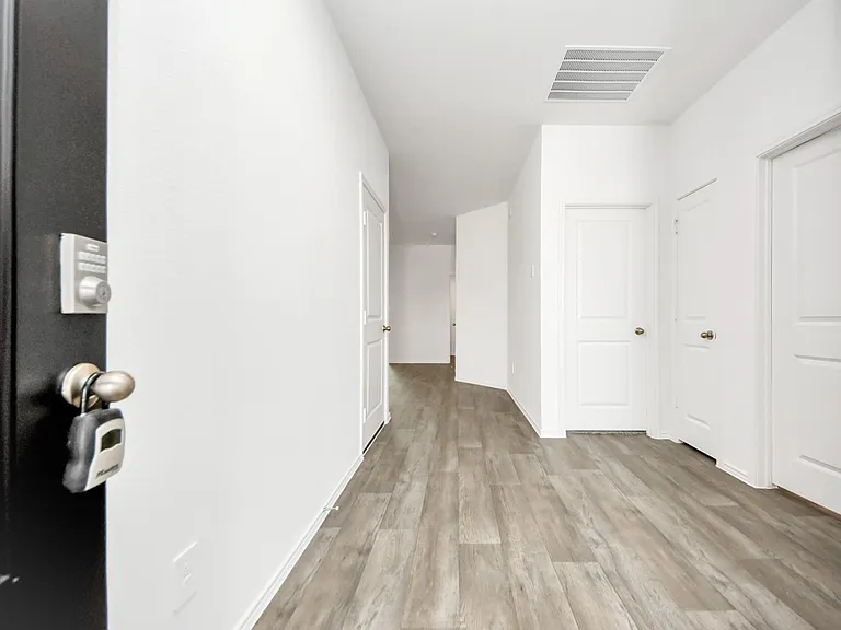 4206 Zeke Estates Ln — Photo 2