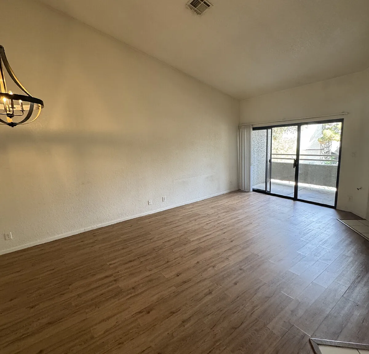 2 bed, 1.0 bath, 949 sqft, $1,295 — Photo 3