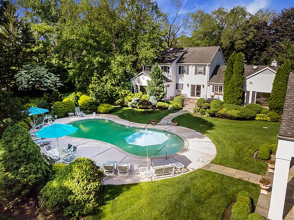 3rd image of 4 Orchard Dr