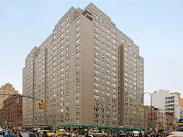 77 Seventh Avenue image 1 of 9