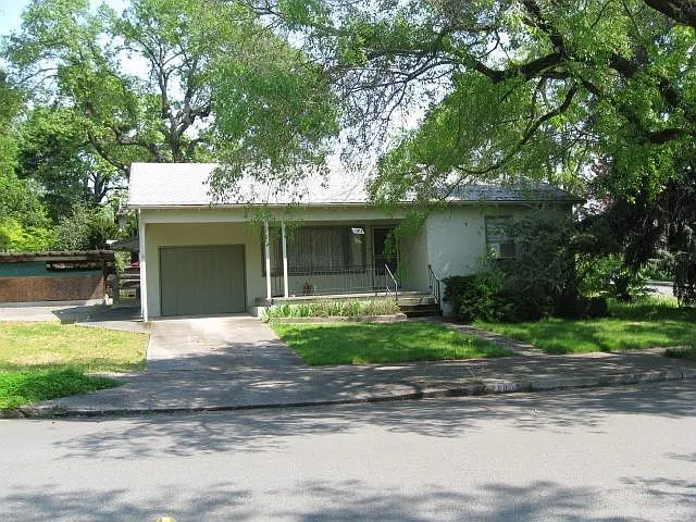 1003 NW Lawnridge Ave photo 1