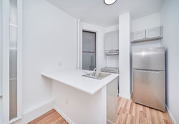 5th image of 109 Ludlow St #12A