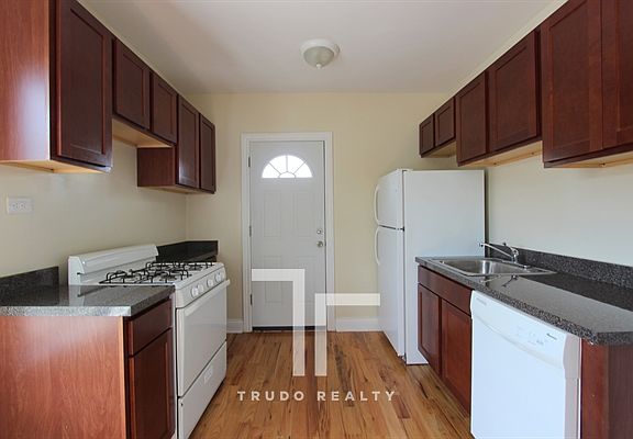 3rd image of 1101 W Wellington Ave #29543