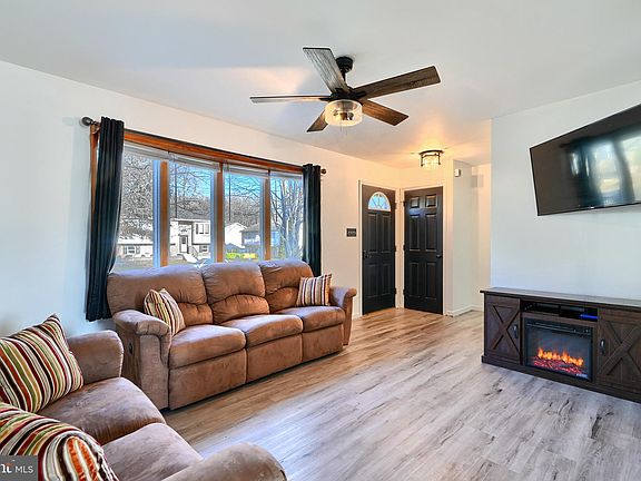 4th image of 28 Peppertree Cir