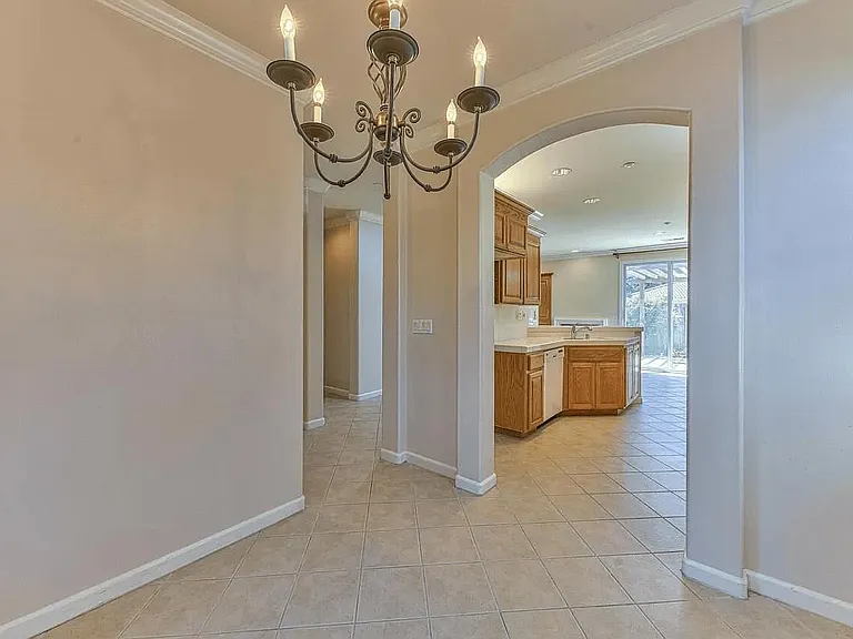 1948 Gladstone Way — Photo 3