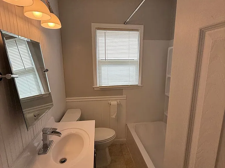 313 W 15th St — Photo 9