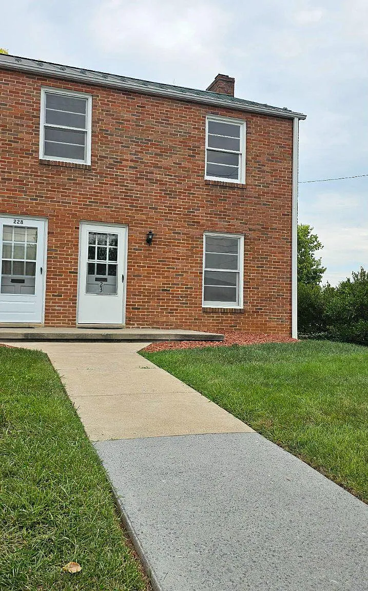 3 bed, 1.0 bath, 1350 sqft, $1,495 — Photo 1