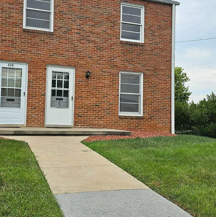 230 E Whitlock Ave