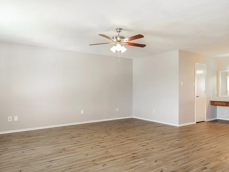 2325 Woodhollow Ave — Photo 10