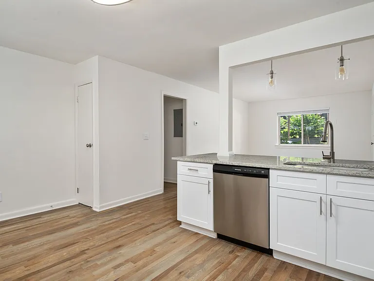 711 Oakview Rd — Photo 12