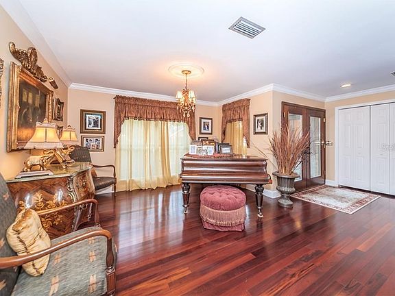 5th image of 197 Sheffield Cir