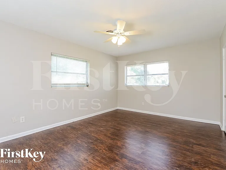 427 S Main St — Photo 11