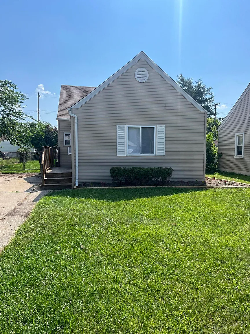 25230 Ford St photo 1