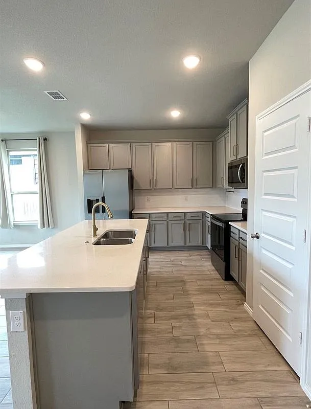 4 bed, 3.0 bath, 2403 sqft, $2,600 — Photo 4