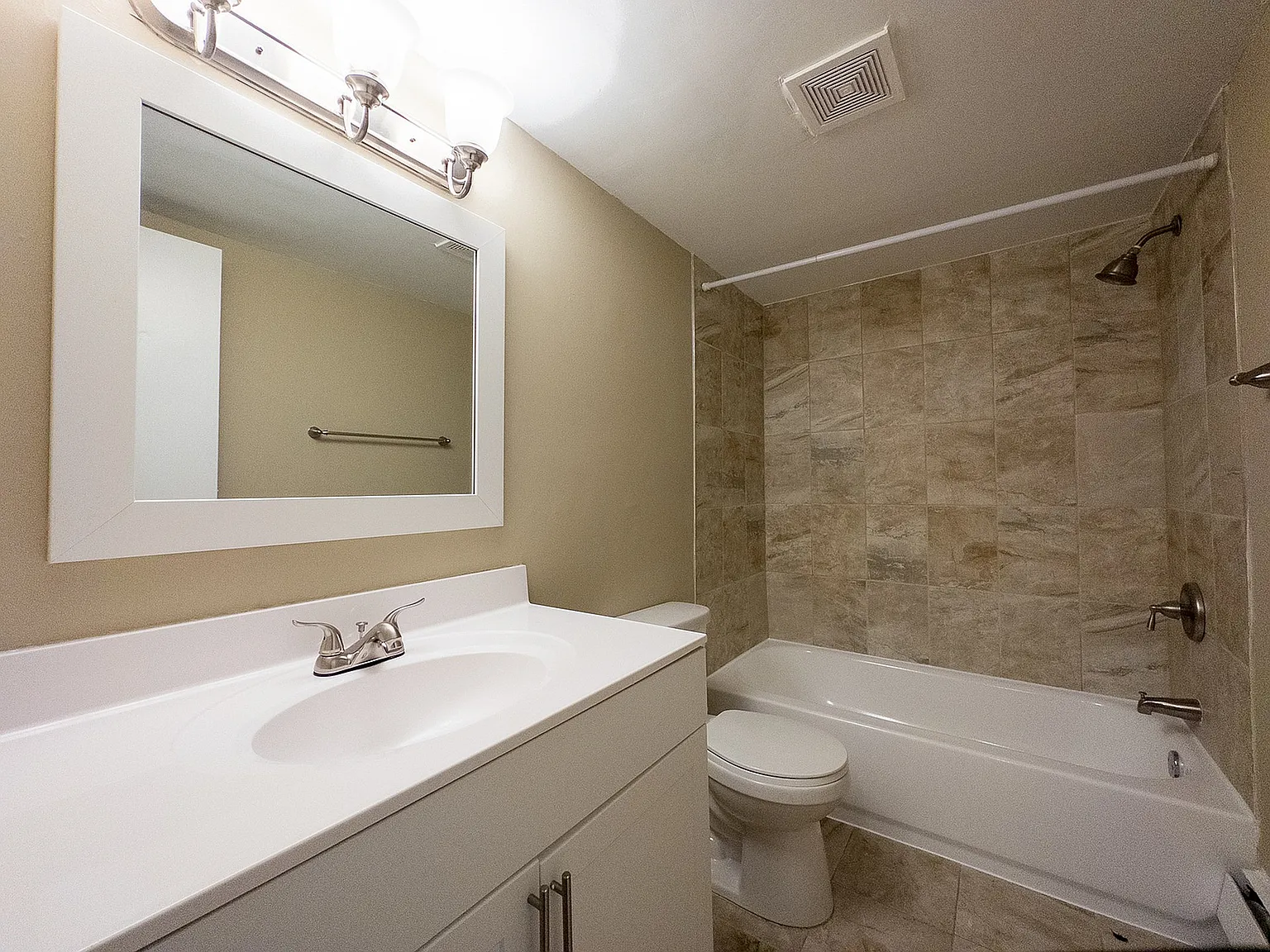 Lincoln Court Apartments — Photo 3