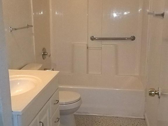 4th image of 208 W Brownlee Ave