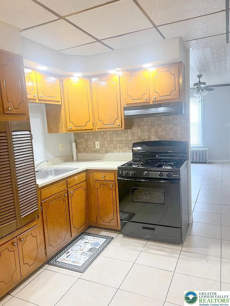 3 bed, 1.0 bath, 1008 sqft, $1,850 — Photo 4