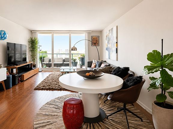 4th image of 1000 West Ave APT 807