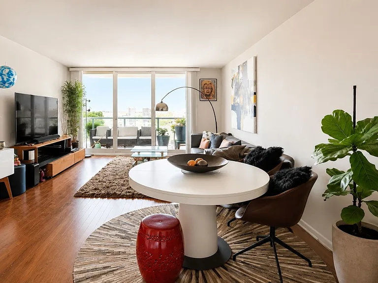 1000 West Ave #807 — Photo 4