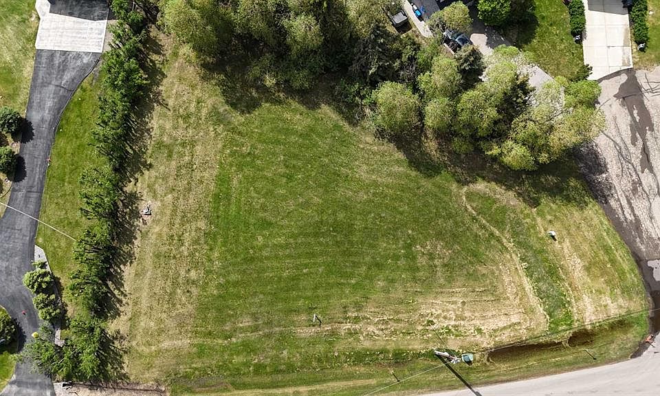 2nd image of 6 Rustic Rd