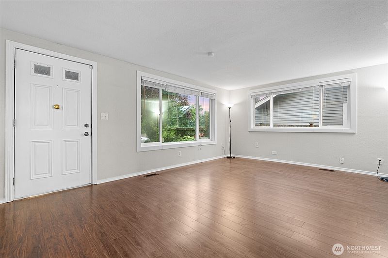 3rd image of 918 Maple Street