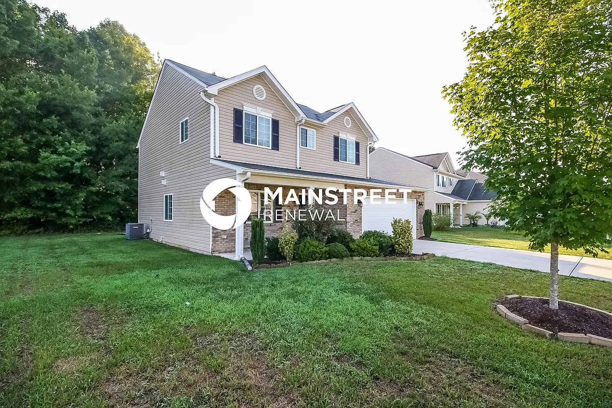 Front View - 305 Walnut Crossing Dr