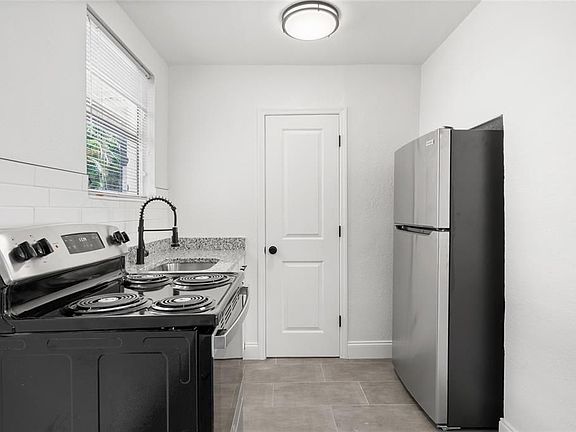5th image of 919 16th Ave N #1