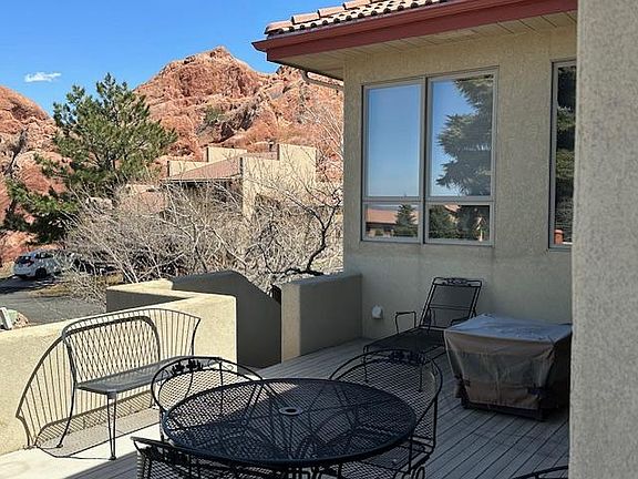 Front deck with views of the red rocks!