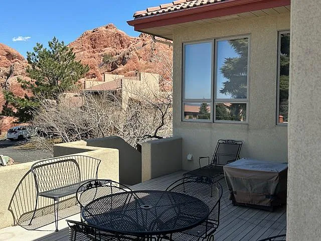 Front deck with views of the red rocks!